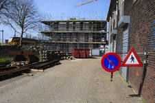 900163 Gezicht op het terrein van de voormalige Bovenbouwwerkplaats van N.S. (2e Daalsedijk 14) te Utrecht, tijdens de ...